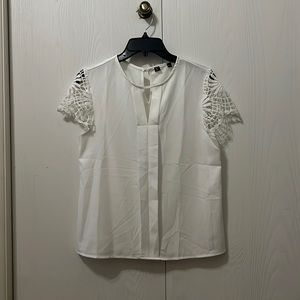 WOMENS WHITE LACE FLUTTER SLEEVE TOP SIZE XS